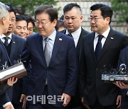 李 판결 직전 "김건희 구속" 외치며 신발 던진 남성 현행범 체포