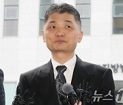 법정 들어서는 김범수 카카오 경영쇄신위원장