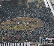 경기도청 앞으로 모인 신천지 신도들