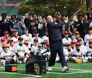 [영상] 윤 ‘부적절 골프 의혹’ 골프장 직원 신상, 경찰 ‘영장 없이 사찰’ 논란