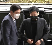 YG 양현석, '명품시계 불법 반입' 첫 재판서 혐의 부인