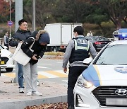 "콜택시냐"…수험표까지 수송하는 경찰에 '갑론을박'