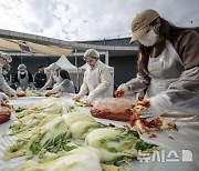 김치 만드는 가락시장 상인들