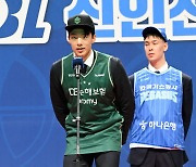 1라운드 3순위 DB행 연세대 김보배, 마이크가 낮아서 [사진]