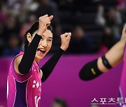 [ST포토] 후배들에게 응원을 아끼지 않는 김연경