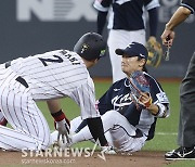 [포토] 신민재 '울고 싶은 자, 뺨 때리냐'