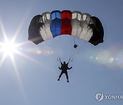 중앙지점으로 내려오는 특전대원