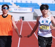 캄캄한 암흑 속 100m 12초 질주…시각장애 김초롱의 국가대표 도전