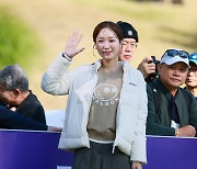 [STN포토]손인사하는 김세연 아나운서