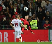 '환상 바이시클킥 포함 멀티골' 호날두...포르투갈, 폴란드에 5-1 대승 UNL 8강행