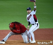 신민재 '태그 아웃이에요'[포토]