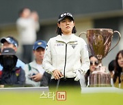 [포토]박주영,첫 홀 코스를 본다