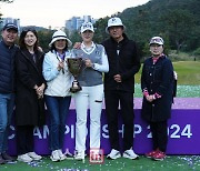 [포토]김민선,우승의 기쁨은 가족들과 함께