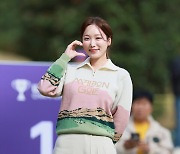 [STN포토]볼하트 날리는 김세연 아나운서