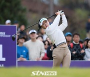 [STN포토]강하게 티샷 날리는 서어진