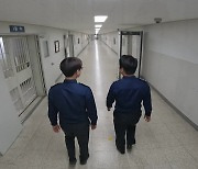 "침 뱉고 라면까지 던져"...폭행·과로가 일상이 되버린 교도관