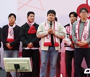 52억 FA, 계약 5일 만에 팬들 앞에 첫 인사...LG 팬과 선수들이 함께하는 ‘2024 러브기빙데이’ 열기 뜨거웠다