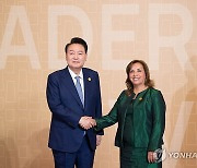 APEC 정상회의, 페루 대통령과 인사하는 윤석열 대통령