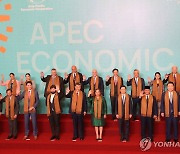 페루APEC 폐막…의사봉 받은 尹 "지속가능한 내일 함께 만들것"