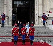 페루 공식환영식, 인사하는 윤석열 대통령