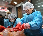 정근식 서울시교육감, 김장담그기 봉사활동