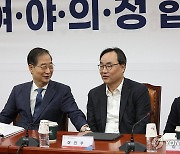 국회에서 만난 정부와 의료계