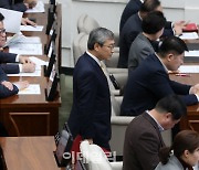 [포토] 서울시의회 출석하는 정근식 서울시교육감