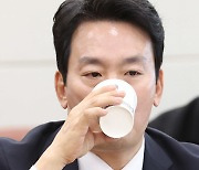 [포토]'물 마시는 박장범 후보자'