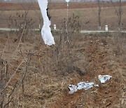 북한 주민들에게 공개된 대북전단 모습…김여정 "대가 치를 것"