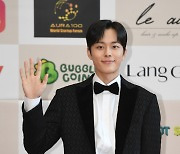 [포토] 유선호 ‘미소 가득한 손인사’