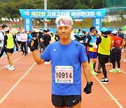 염영선 도의원, '김건희 특검하라' 머리띠 두르고 마라톤