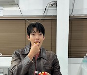 김우빈, ♥신민아가 9년째 반한 문짝 어깨+호탕 웃음