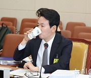 물 마시는 박장범 후보자