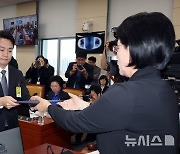 선서문 전달하는 박장범 후보자