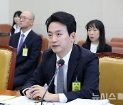 질의에 답하는 박장범 후보자