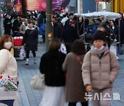 판매직 종사자 11만명 급감… 청년층이 절반