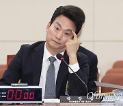 당당한 박장범 "파우치, 사전에 작은 가방이라고 나온다"