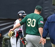 신민재 '서폴드 미안해'[포토]