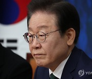 굳은 표정의 이재명 대표