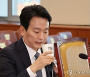 물 마시는 박장범 한국방송공사 사장후보자