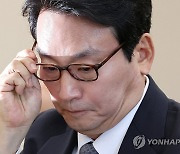 자료 살피는 박장범 한국방송공사 사장후보자