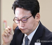 자료 살피는 박장범 한국방송공사 사장후보자