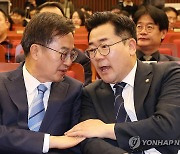 대화하는 박찬대 원내대표와 김동연 경기지사