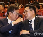 대화하는 박찬대 원내대표와 김동연 경기지사