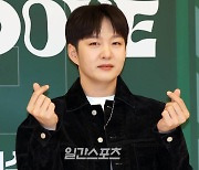 [포토] 이창섭, 손가락 하트 두 방