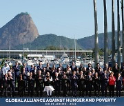 G20 단체사진 촬영도 못 한 바이든 '굴욕'..시진핑은 정중앙에