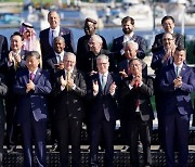 바이든 없어도 몰라… G20 정상들, 미국 대통령 빼고 기념촬영