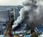 수원 전자제품 공장 화재로 솟아 오르는 연기