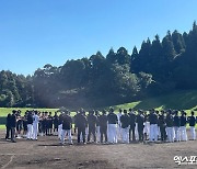 이럴 수가! 한화 'FA-보상선수 만남' 운명의 장난이라니…'환영의 박수'+'눈물의 이별' 공존했다 [미야자키 현장]