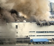 수원 전자제품 공장서 화재…대응 1단계 발령 진화중(종합)